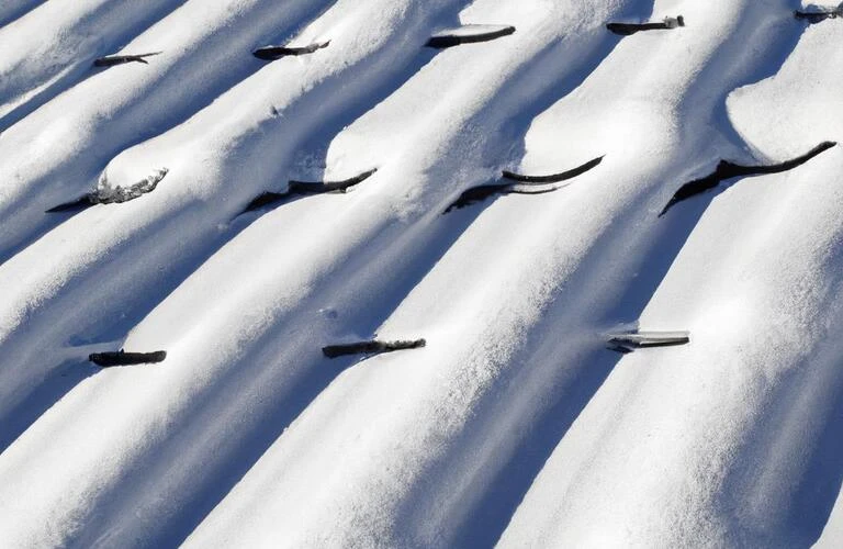 雪国の家を守る屋根材とその耐久性を知り、安心された暮らしへ！